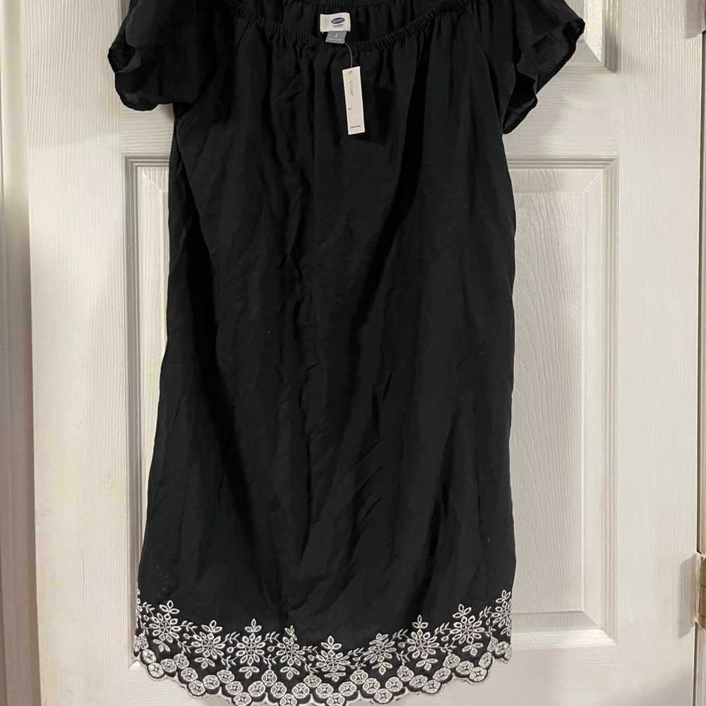 Off the shoulder Old Navy dress with lace detailing at bottom